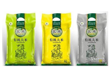 在我們日常生活中大家都會發現大米已由普通的包裝悄然換作了抽真空包裝袋，那么，大米抽真空包裝與不真空包裝的區別有哪些呢？